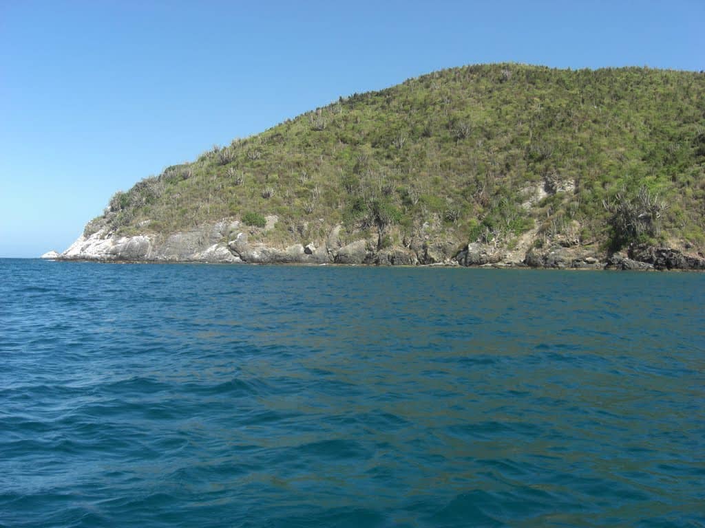 Uno de los islotes de Los Frailes, con vegetación seca y mar azul
