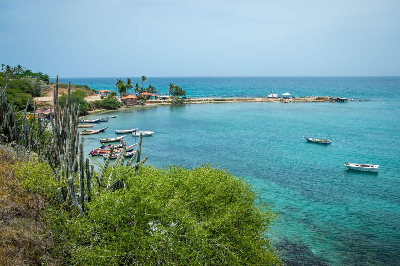 Bahía de Pampatar en la Isla de Margarita, lanchas de pescadores sobre aguas turquesas